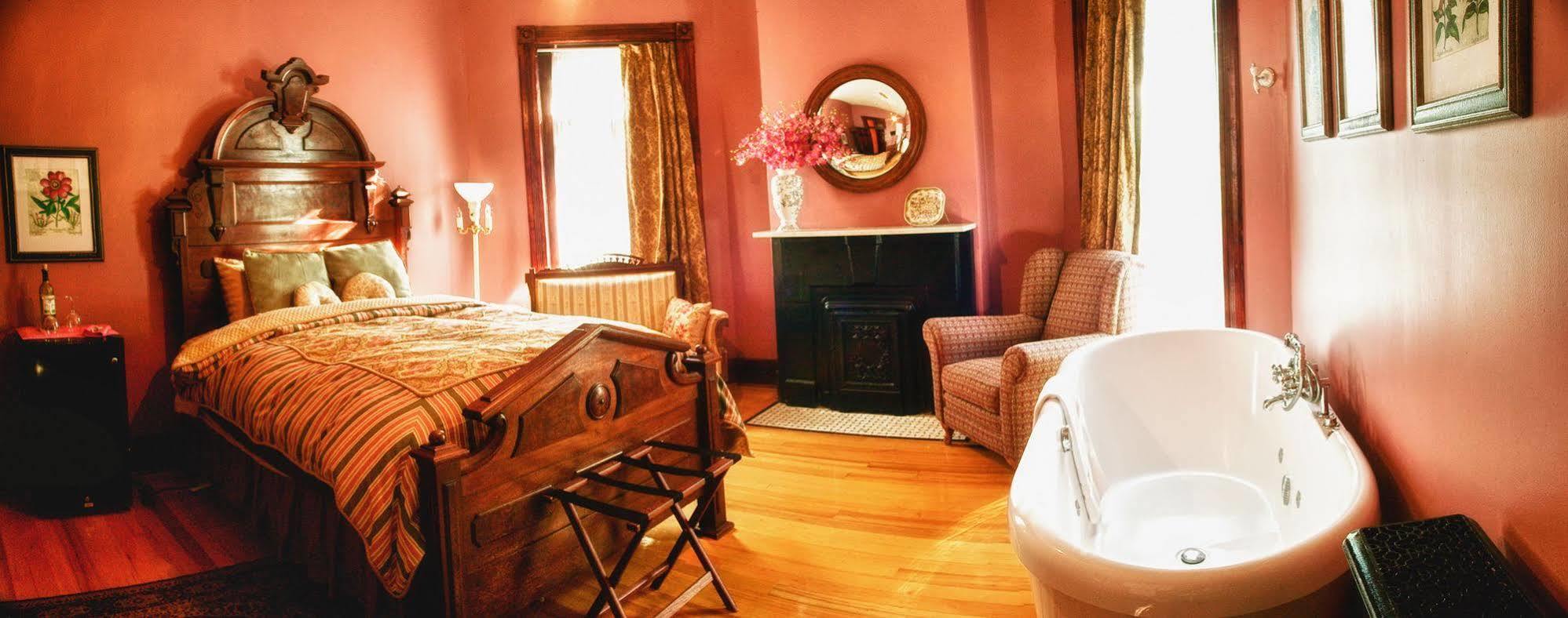 Bed and Breakfast Whiskey Mansion Сент-Джозеф Экстерьер фото